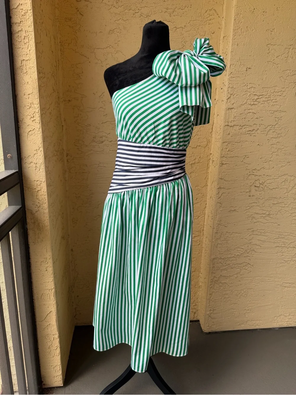 French Connection Alexis One Shoulder Dress Sz 4 Striped Bow Vacation NWT - Picture 2 of 11